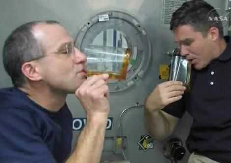 宇航员喝咖啡